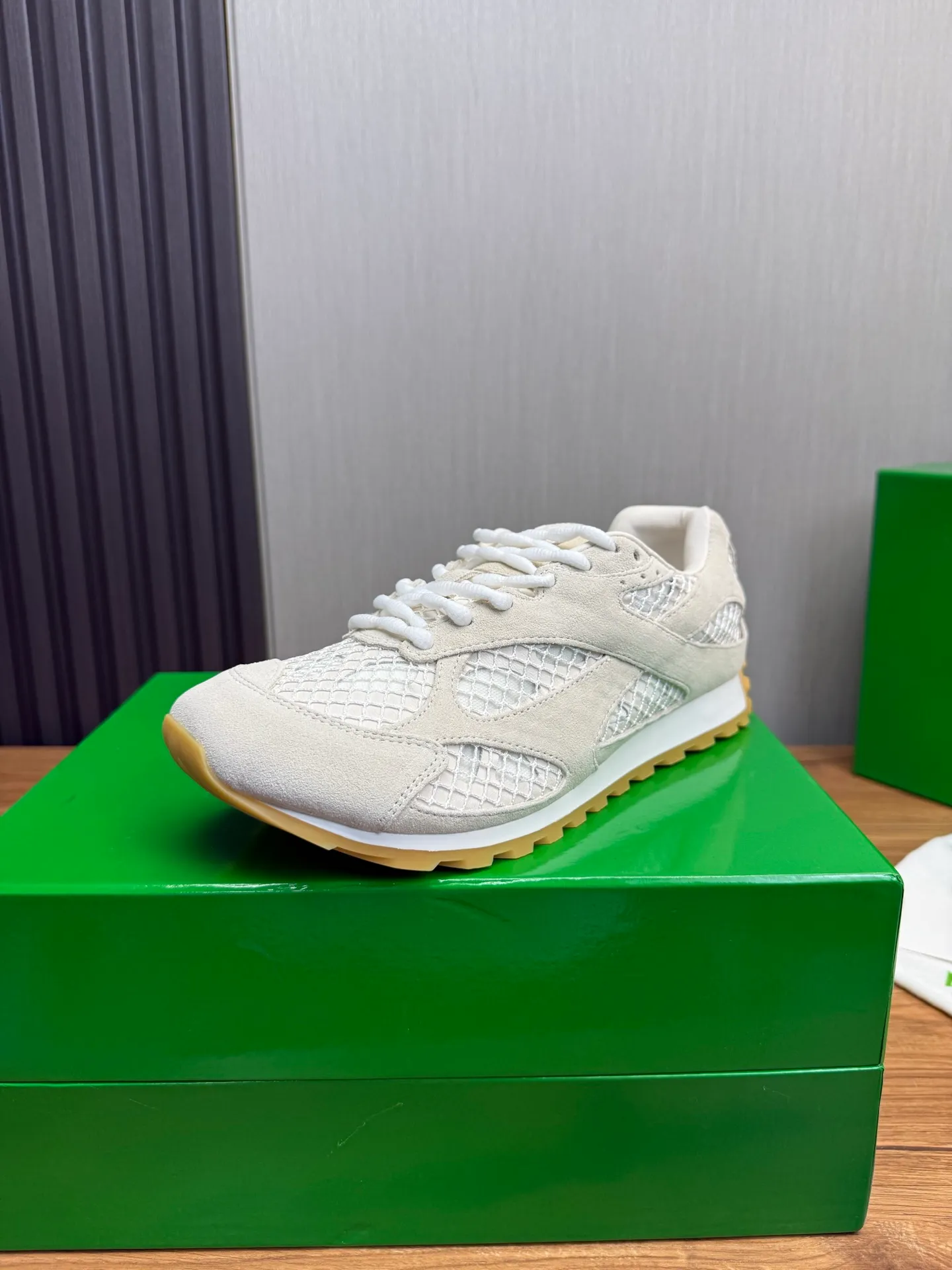 Men's men's shoes 💰660💰Pili BV top version 𝘽𝙊𝙏𝙏𝙀𝙂𝘼 𝙑𝙀𝙉𝙀𝙏𝘼 Orbit sneakers Wang Yibo same style couple style dad shoes 🩷💚 Runner sneakers, made of lightweight technical mesh fabric. Features a geometric patterned rubber outsole. Pay attention to the package craftsmanship ❕ High version shipping ❗️ Very nice, durable to play with and durable to make ✔️ Standard version 💯💯 The outsole is made of color-blocked TPU outsole. Women’s model 35-41 (40 41 customized) Men’s model 39-46 (45.46 customized) Equipped with original packaging